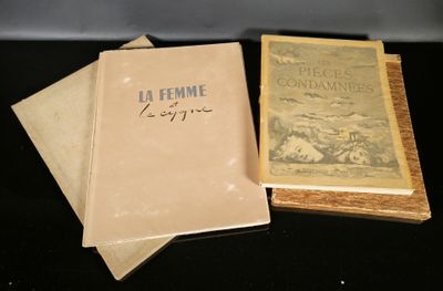 deux livres posés l'un à côté de l'autre sur une table