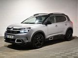 Le nouveau SUV Citroën est garé dans le garage.
