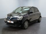 une photo d'une voiture noire garée dans une pièce