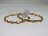 deux bracelets rigides en or, ornés d'une petite étiquette