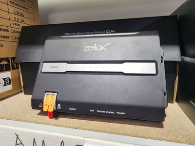 une boîte contenant des appareils électroniques posée sur une étagère dans un magasin