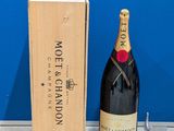 une bouteille de champagne à côté d'un coffret en bois