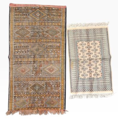 deux tapis orientaux sur fond blanc