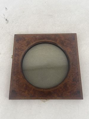 un vieux cadre en bois avec une fenêtre ronde sur un fond blanc