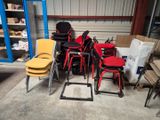 beaucoup de chaises et de tables dans un garage