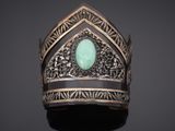 un bracelet en argent orné d'une pierre verte au centre