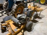 une photo d'une tondeuse à gazon garée dans un garage