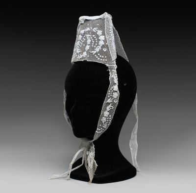 une coiffe de mannequin noire ornée d'un voile en dentelle blanche