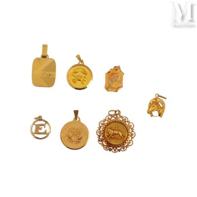 Plusieurs types de bijoux en or sont présentés sur un fond blanc