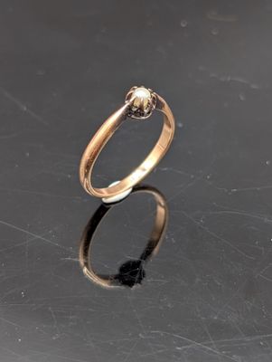 une image d'un anneau d'or sur une surface noire
