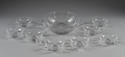 de nombreux bols et tasses en verre posés sur une table