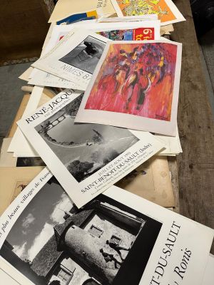 beaucoup de livres posés sur une table décorée d'images