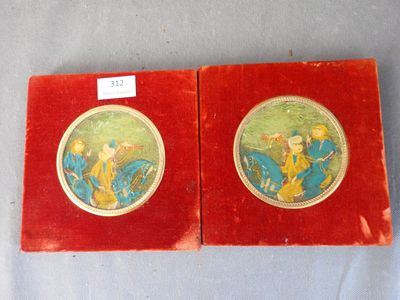 paire de peintures miniatures représentant une femme et un homme dans un jardin
