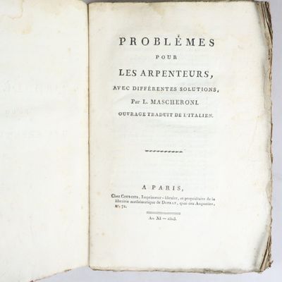 un livre ouvert sur lequel figure le visage d'un homme en noir et blanc