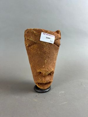 un petit objet en argile muni d'une étiquette