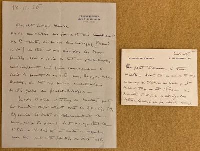 une vieille lettre manuscrite et un bout de papier posés sur un tableau en liège