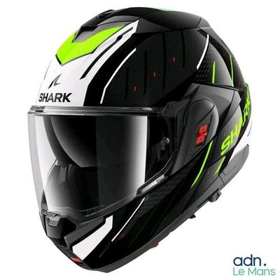 Le casque est noir et vert, avec une bande blanche.