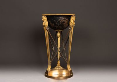 Support en athénienne en bronze patiné et tôle peinte noir à… - Photo 1