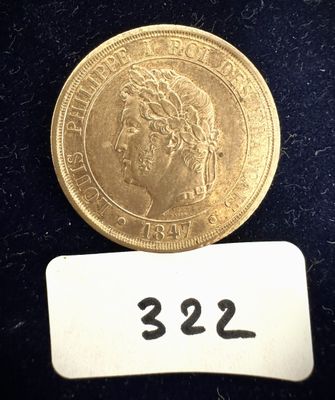 un gros plan d'une pièce de monnaie posée sur une surface noire, avec une étiquette de prix