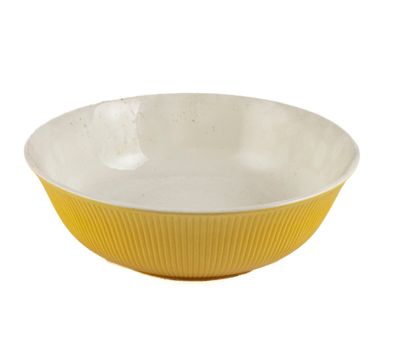 un gros plan d'un bol jaune et blanc sur fond blanc