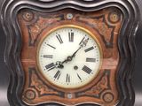 une horloge posée sur la table dans la pièce