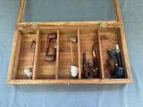 une boîte en bois contenant tout un tas d'objets divers