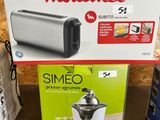 Deux cartons contenant des appareils électroménagers sont posés sur une table dans un magasin.