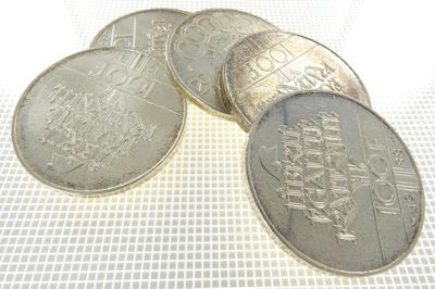 plusieurs pièces empilées les unes sur les autres sur une surface blanche