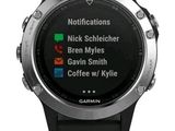 gros plan d'une montre intelligente sur fond blanc
