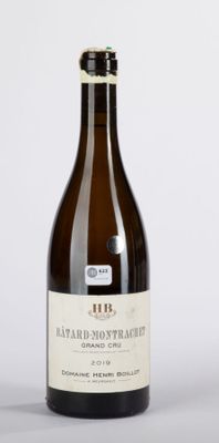 une bouteille de vin posée sur une table