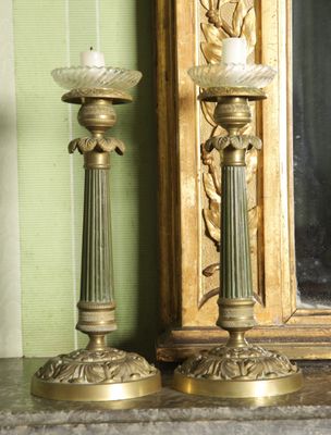 deux bougies posées sur une cheminée