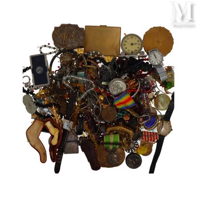 un assortiment de bijoux et de montres sur fond blanc