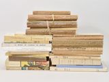plusieurs livres empilés sur une surface blanche