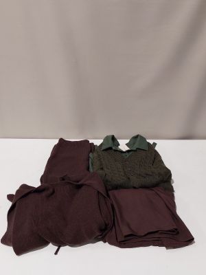 trois vêtements sont disposés sur une surface blanche