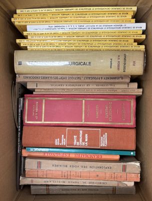 une boîte remplie de livres empilés les uns sur les autres