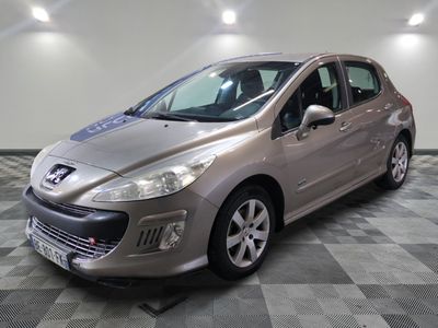 la voiture argentée est garée sur un sol en damier dans le garage