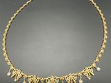un collier en or orné de perles sur fond noir