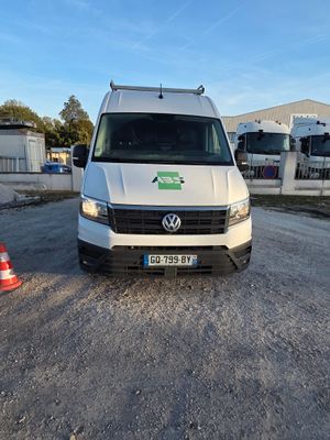 une camionnette blanche garée sur un terrain