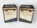 paire de tables d'appoint anciennes en bois et en verre, avec plateau en miroir