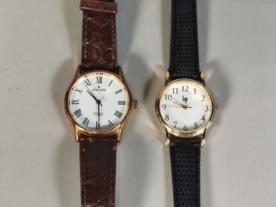deux montres assises l'une à côté de l'autre sur une table