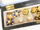 une boîte contenant tout un tas de bijoux