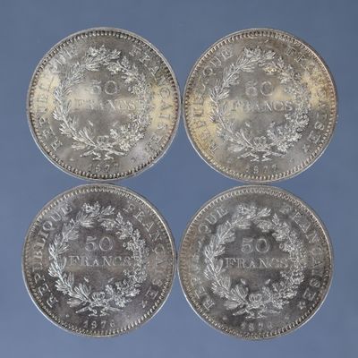 trois pièces d'argent, dont l'une porte une couronne au revers et une autre porte une couronne sur