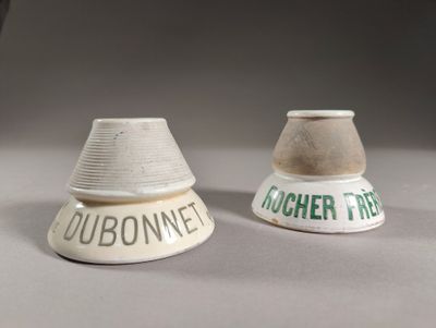 deux vases blancs ornés d'inscriptions vertes