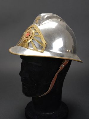 un gros plan d'un casque sur une tête de mannequin