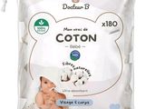 un gros plan d'un sac de coton sur fond blanc