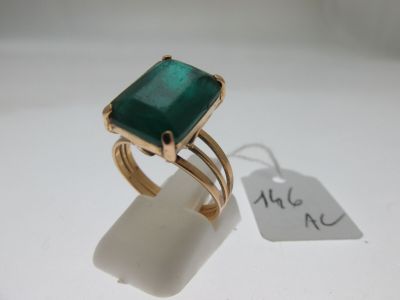l'image d'une bague en or ornée d'une pierre verte