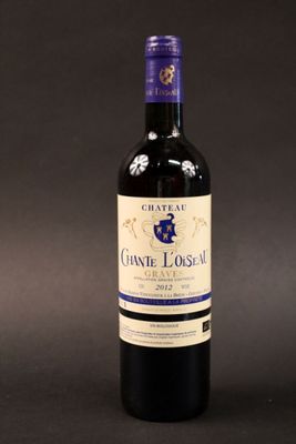 une bouteille de vin posée sur une table