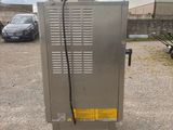 une machine qui se trouve sur un parking