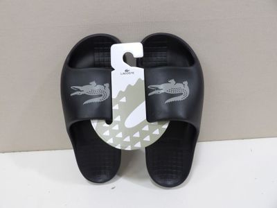 une photo d'une paire de chaussures avec une étiquette dessus