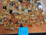 une table sur laquelle sont posées de nombreuses bouteilles de parfum